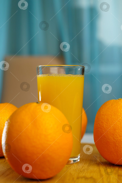 Скачать Свежий апельсиновый сок для детоксикации повышает уровень витамина С. Концепция здорового образа жизни. Избирательный фокус. Вертикальная фотография фотосток Ozero