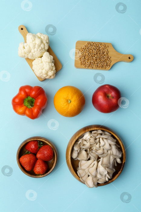 Скачать Ингредиенты для здорового питания - овощи, фрукты и суперпродукты. Питание, диета, концепция веганского питания. Лежал плашмя. Синий фон. Вертикальная фотография фотосток Ozero