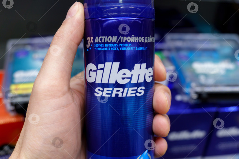 Скачать Тюмень, Россия - 11 мая 2022 года: продукция Gillette представлена в супермаркете. Gillette - это бренд мужских защитных бритв. Избирательный фокус фотосток Ozero