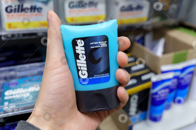 Скачать Тюмень, Россия - 11 мая 2022 года: Gillette - бренд безопасных бритв для мужчин и женщин и других средств личной гигиены. Избирательный фокус фотосток Ozero