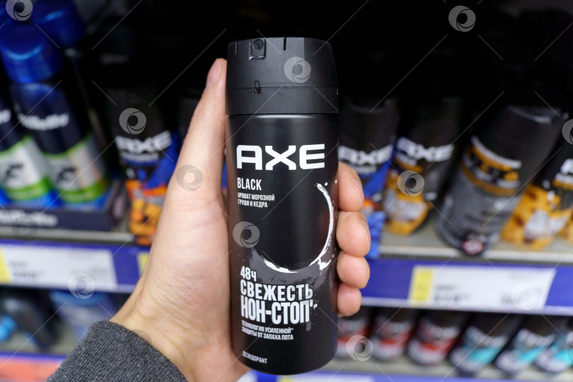 Скачать Тюмень, Россия - 11 мая 2022 года: Дезодорант Axe black в виде спрея появился на полках гипермаркета. Местный универмаг. фотосток Ozero