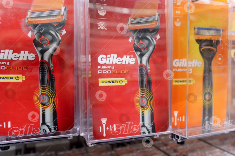 Скачать Тюмень, Россия - 11 мая 2022 года: Gillette - бренд безопасных мужских и женских бритв и других средств личной гигиены. Избирательный фокус фотосток Ozero