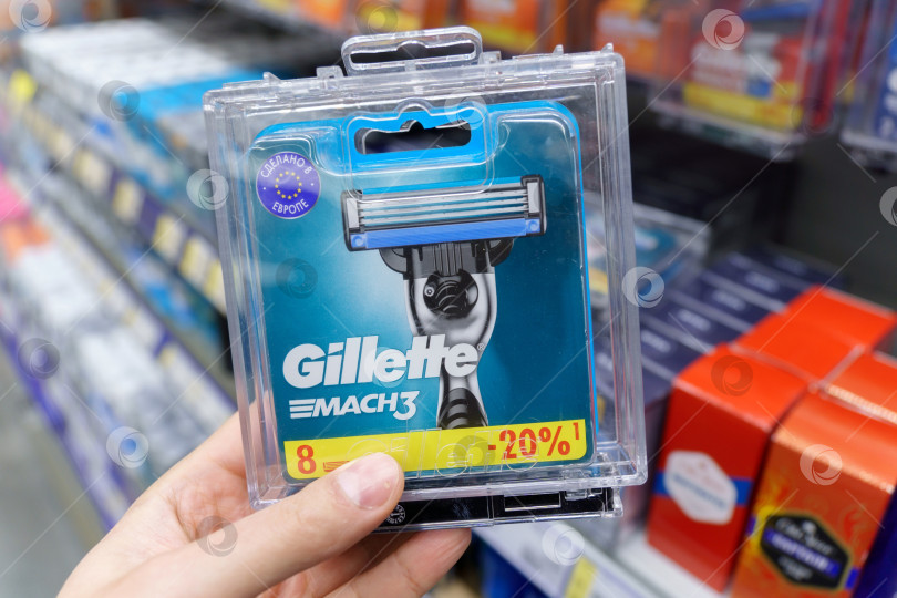 Скачать Тюмень, Россия - 11 мая 2022 года: Gillette - бренд безопасных мужских и женских бритв и других средств личной гигиены. Избирательный фокус фотосток Ozero