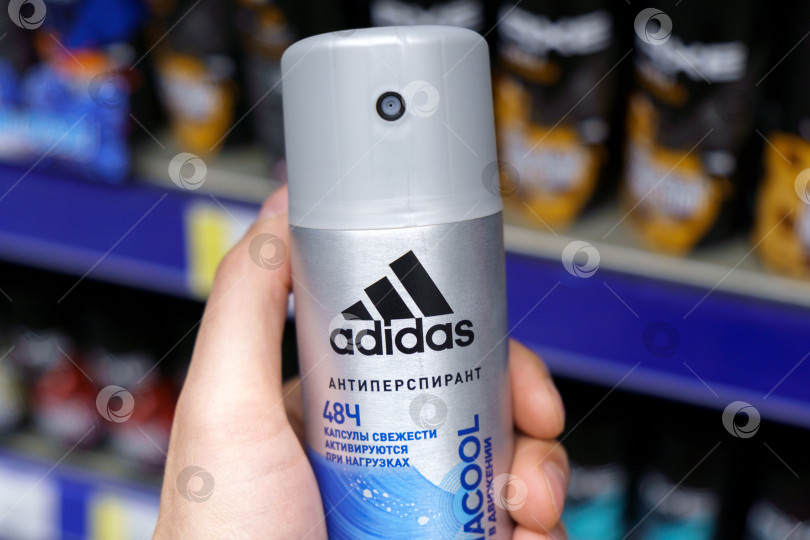 Скачать Тюмень, Россия - 11 мая 2022 года: Бренд дезодорантов Adidas появился на полках супермаркетов. Adidas - немецкая транснациональная корпорация. Избирательный фокус фотосток Ozero