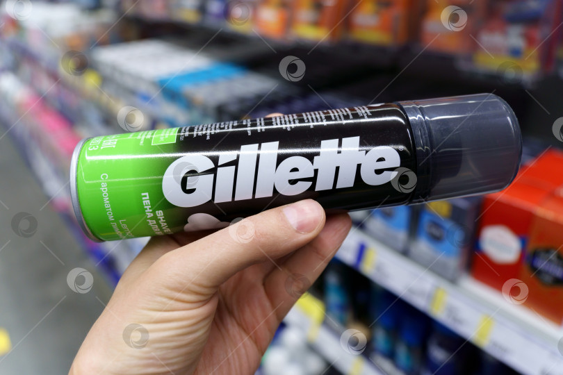 Скачать Тюмень, Россия - 11 мая 2022 года: продукция Gillette представлена в супермаркете. Gillette - это бренд мужских защитных бритв. Избирательный фокус фотосток Ozero