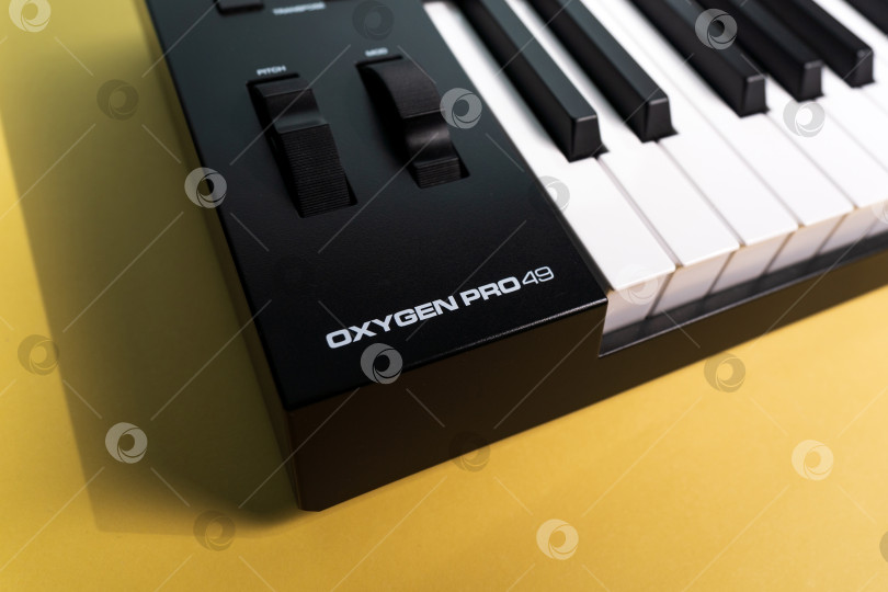 Скачать Тюмень, Россия- 09 апреля 2022: Логотип M-Audio MIDI-клавиатура 49 клавиш M-Audio Oxygen Pro 49 фотосток Ozero