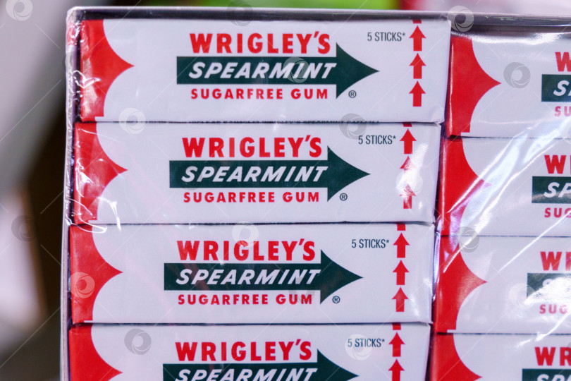 Скачать Тюмень, Россия - 13 апреля 2022 года: Жевательная резинка Wrigley Spearmint в классическом дизайне упаковки. Избирательный фокус фотосток Ozero