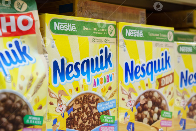 Скачать Тюмень, Россия - 03 мая 2022 года: Какао Nestle Nesquik на полках гипермаркета. Избирательный фокус фотосток Ozero