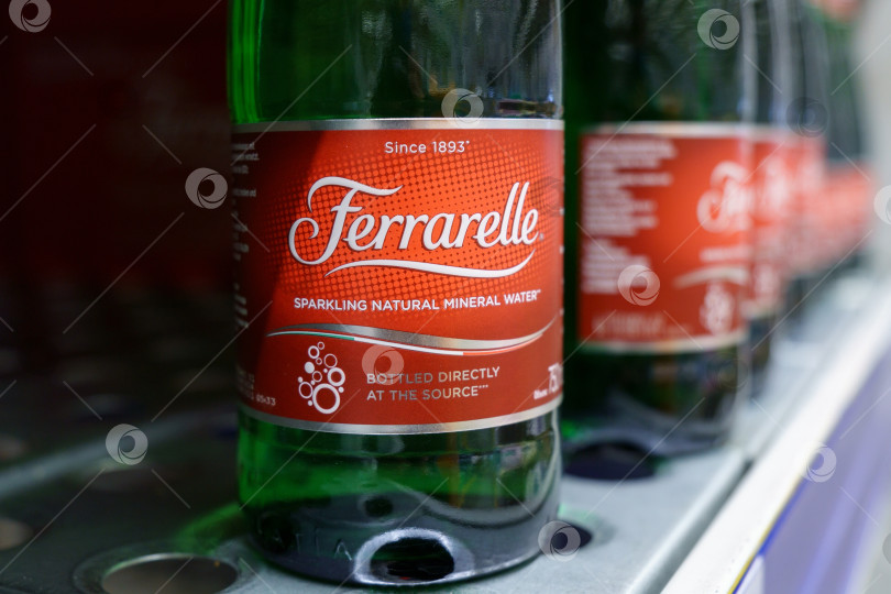 Скачать Тюмень, Россия - 11 мая 2022 года: Ferrarelle SpA - итальянская компания, занимающаяся розливом и дистрибуцией минеральных вод. Избирательный фокус фотосток Ozero