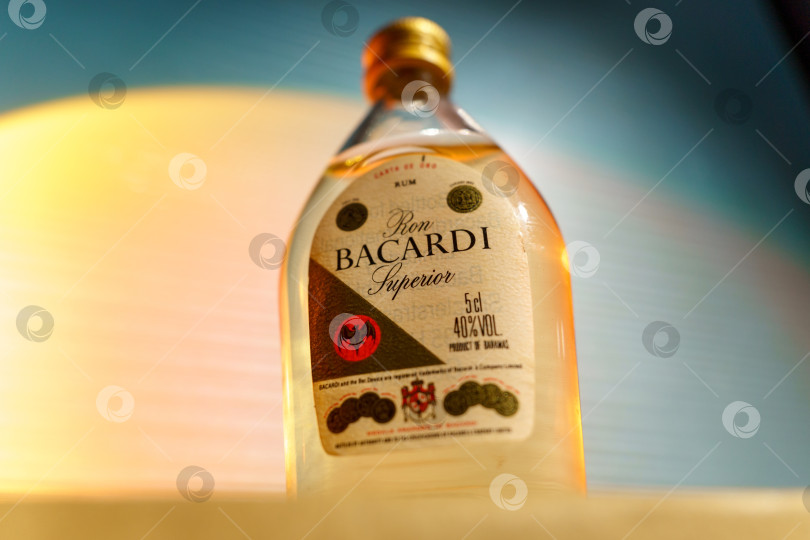 Скачать Тюмень, Россия - 30 марта 2022 года: Бутылка рома Bacardi superior, крупнейшей в мире компании по производству спиртных напитков, на Бермудских островах. фотосток Ozero