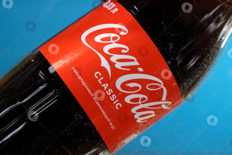 Скачать Тюмень, Россия - 13 апреля 2022 года: Логотип Coca-Cola в воде, известного бренда американского безалкогольного напитка фотосток Ozero