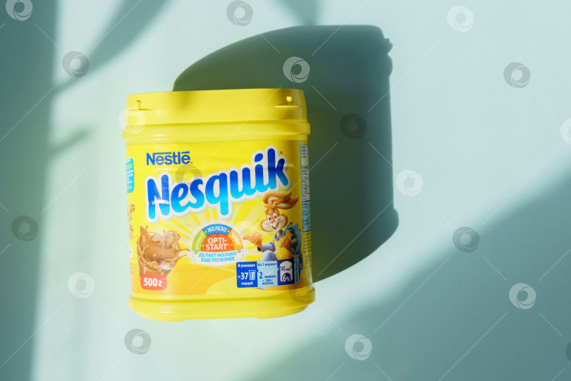 Скачать Тюмень, Россия - 11 мая 2022 года: Шоколад Nesquik. Nequik принадлежит швейцарской компании Nestle фотосток Ozero