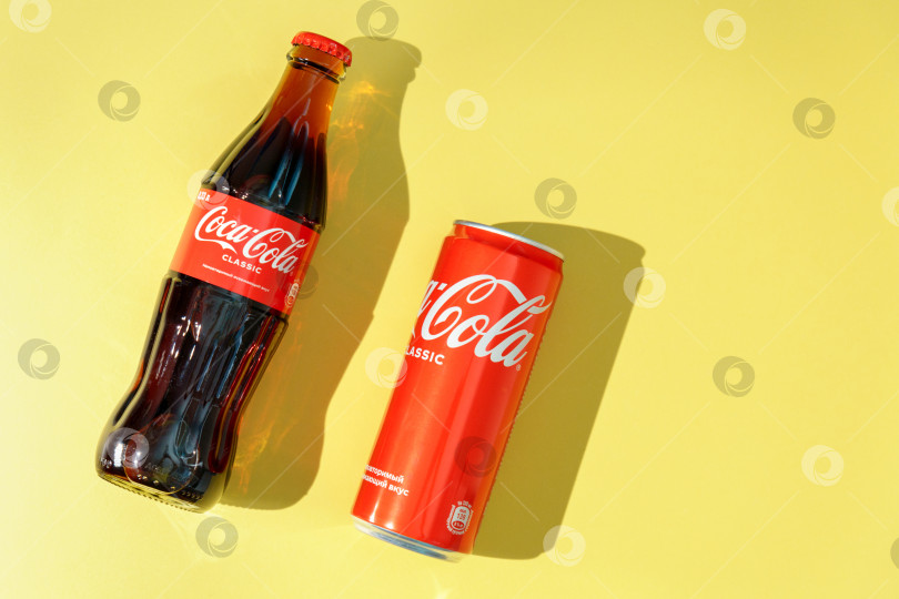 Скачать Тюмень, Россия - 03 апреля 2022 года: Продукция Coca-Cola Company, американской многонациональной корпорации по производству напитков. Желтый фон фотосток Ozero