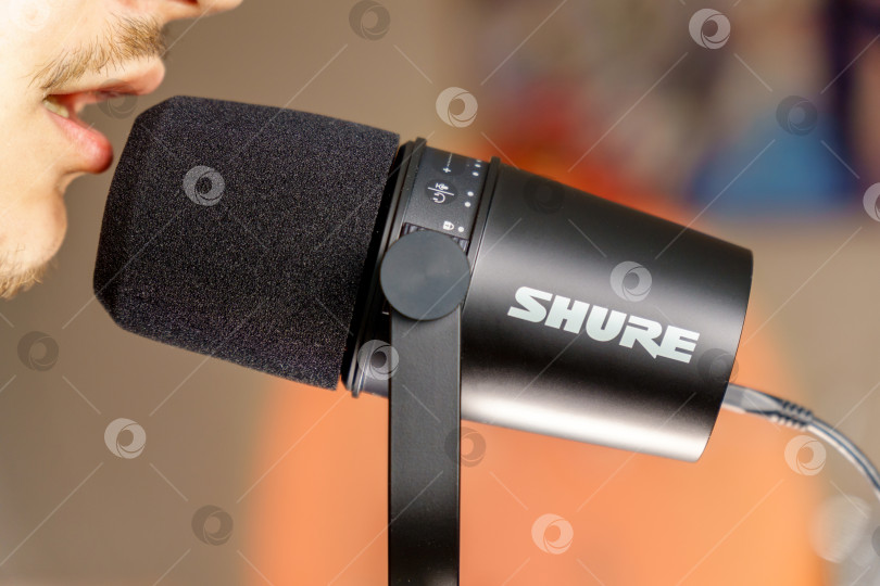 Скачать Тюмень, Россия - 30 марта 2022 года: Крупный план профессионального микрофона Shure mv 7. Избирательный фокус фотосток Ozero