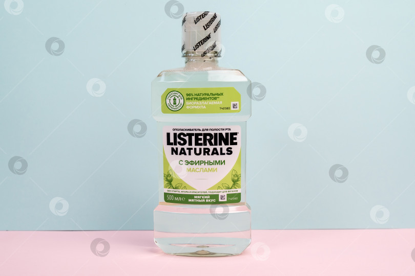 Скачать Тюмень, Россия - 16 февраля 2022 года: Listerine naturals с эфирными маслами. Листерин - это марка антисептического средства для полоскания рта. фотосток Ozero
