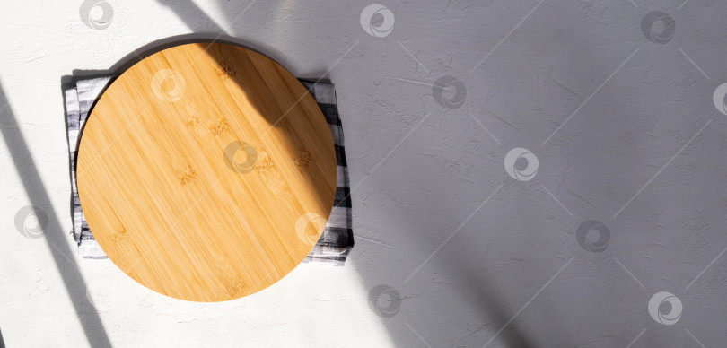 Скачать Круглая деревянная кухонная доска на белом бетонном фоне, вид сверху, место для копирования текста фотосток Ozero