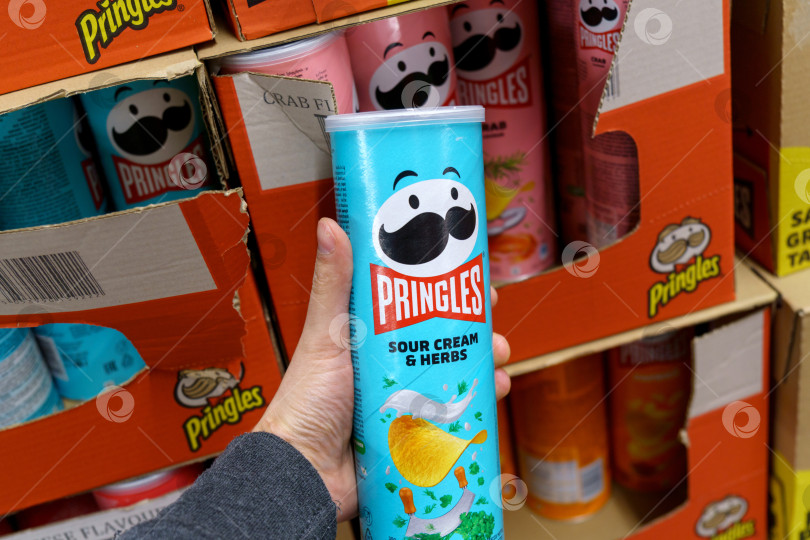 Скачать Тюмень, Россия - 08 мая 2022 г.: Сметанная продукция Pringles с новым логотипом в продуктовом супермаркете. Pringles - это марка картофельных чипсов для закусок фотосток Ozero