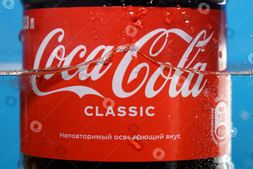 Скачать Тюмень, Россия - 13 апреля 2022 года: Классическая банка Coca-Cola с каплями воды - один из самых любимых напитков в мире. фотосток Ozero