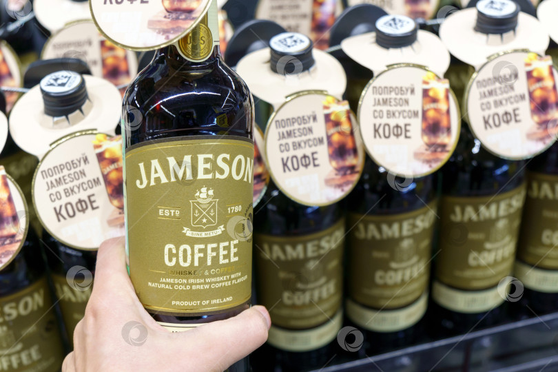 Скачать Тюмень, Россия - 08 мая 2022 года: Ирландский виски Jameson coffee был выставлен на продажу в гипермаркете Metro AG фотосток Ozero