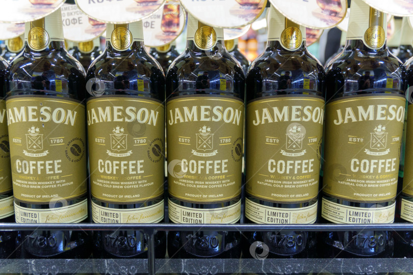 Скачать Тюмень, Россия - 08 мая 2022 года: Бутылка кофе Jameson, самого продаваемого ирландского виски. Избирательный фокус фотосток Ozero