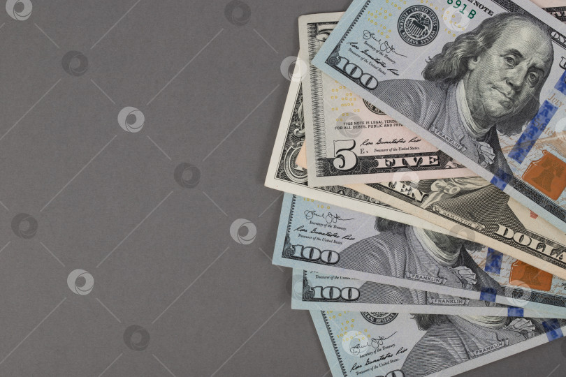 Скачать бумажные купюры в американских долларах на сером фоне, финансы, деньги, конвертируемая валюта фотосток Ozero