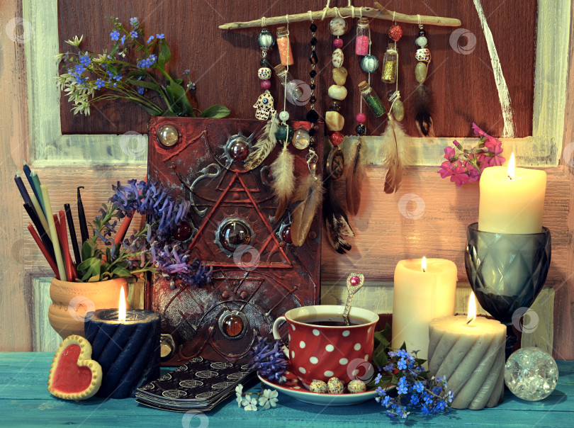 Скачать Горящие свечи, магические украшения и кристаллы на ритуальном алтарном столе. Оккультный, эзотерический и гадательный натюрморт. Мистический фон с винтажными предметами фотосток Ozero