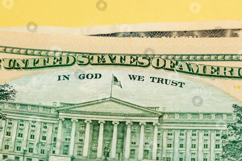 Скачать В Бога мы верим с близкого расстояния. Детали бумажной банкноты в двадцать американских долларов, изготовленной из настоящей американской валюты фотосток Ozero