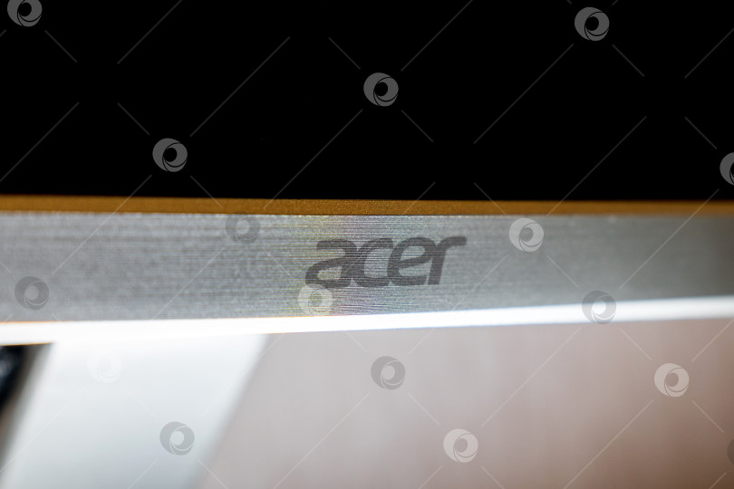 Скачать Тюмень, Россия - 10 февраля 2022 года: крупным планом логотип Acer, тайваньской международной компьютерной компании. Избирательный фокус фотосток Ozero