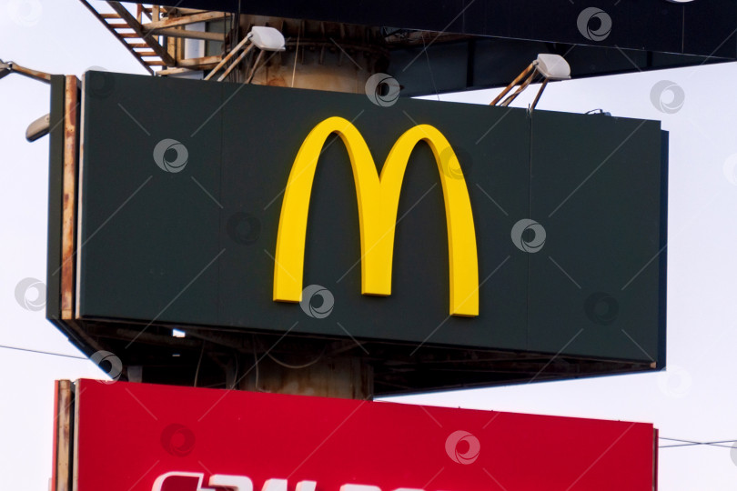 Скачать Тюмень, Россия - 22 февраля 2022 года: логотип McDonalds. McDonalds - крупнейшая в мире сеть ресторанов быстрого питания с гамбургерами. фотосток Ozero