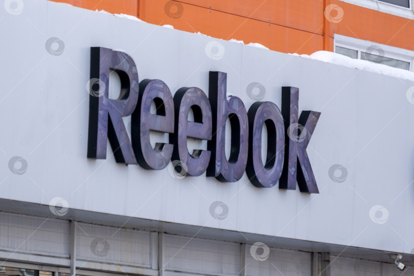 Скачать Тюмень, Россия - 22 февраля 2022 года: Логотип Reebok на витрине универмага. фотосток Ozero