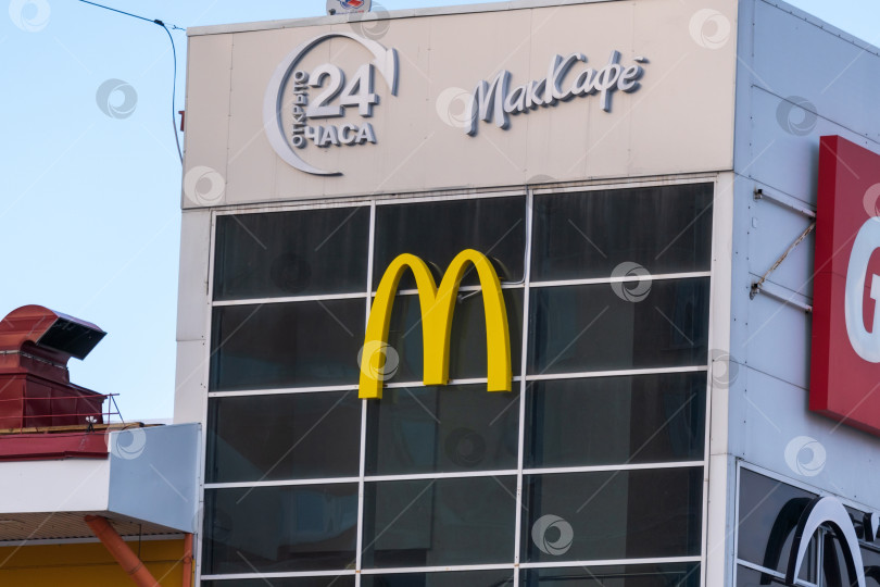 Скачать Тюмень, Россия - 22 февраля 2022 года: логотип McDonalds - крупнейшей сети ресторанов быстрого питания по всему миру. фотосток Ozero