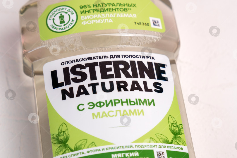 Скачать Тюмень, Россия - 16 февраля 2022 года: Listerine naturals с эфирными маслами. Листерин - это марка антисептического средства для полоскания рта. фотосток Ozero