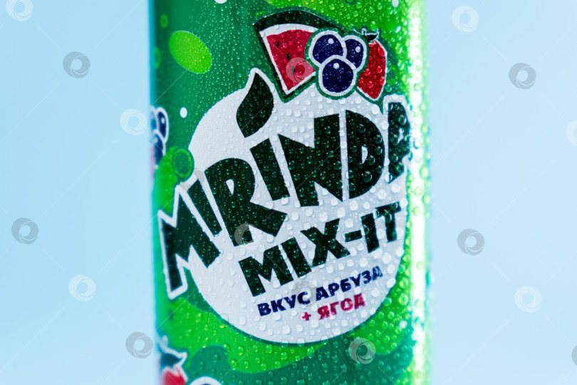 Скачать Тюмень, Россия - 19 января 2022 года: Логотип Mirinda Mix it can крупным планом с каплей воды. Избирательный фокус фотосток Ozero