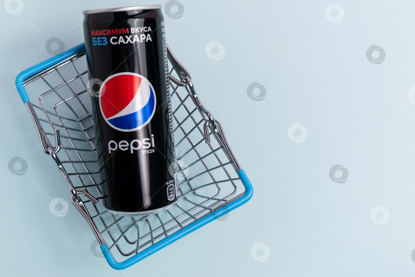Скачать Тюмень, Россия - 15 октября 2021 года: Pepsi max без сахара. Pepsi - это газированный безалкогольный напиток, производимый компанией PepsiCo. фотосток Ozero