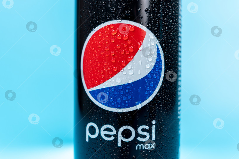 Скачать Тюмень, Россия - 19 января 2022 года: напиток Pepsi в банке с логотипом крупным планом. Pepsi - газированный безалкогольный напиток, производимый компанией PepsiCo. фотосток Ozero