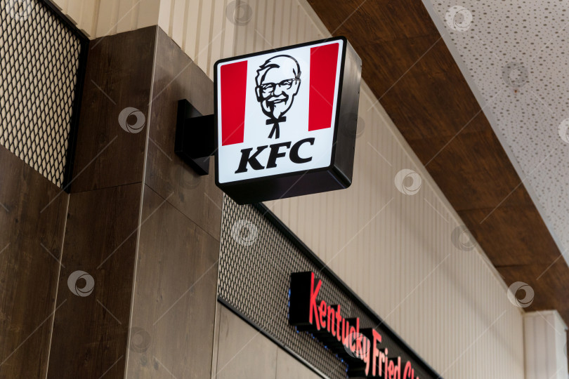 Скачать Тюмень, Россия - 22 февраля 2022 года: Ресторан с логотипом KFC Fried Chicken в торговом центре. KFC - американский ресторан быстрого питания фотосток Ozero