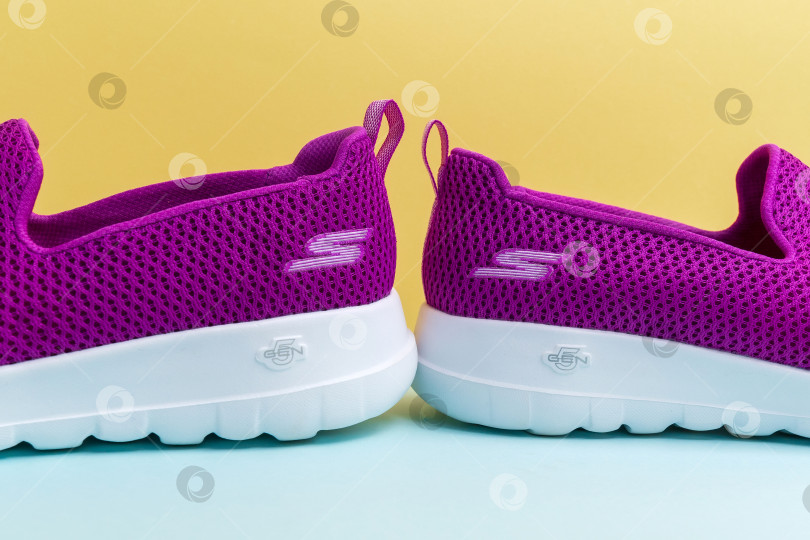 Скачать Тюмень, Россия- 14 октября 2021 года: Женские слипоны Skechers Go Walk Joy фиолетового цвета. Skechers USA, Inc. - это американский стиль жизни фотосток Ozero