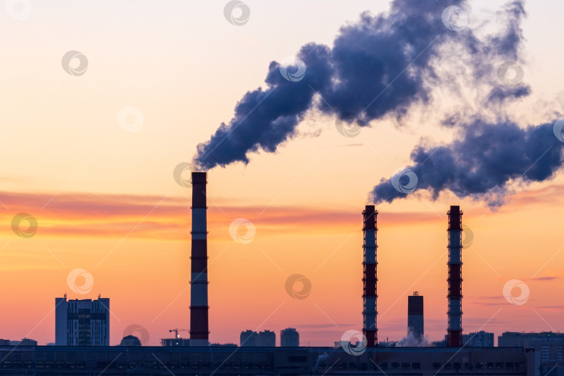 Скачать Заводские трубы тепловых электростанций с густым белым дымом от атомной электростанции, загрязняющей окружающую среду. Избирательный фокус фотосток Ozero
