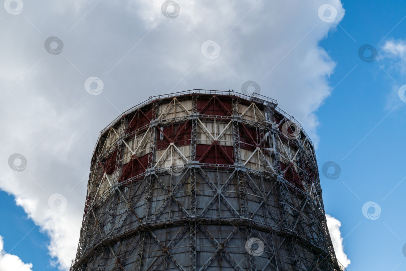 Скачать Дым, выбросы из промышленной трубы на фоне голубого неба фотосток Ozero