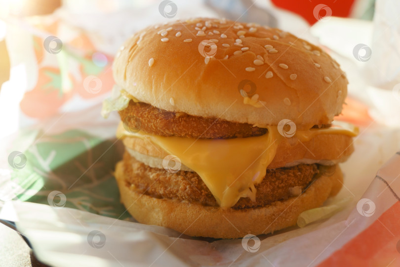 Скачать Чизбургер с двойной котлетой крупным планом в ресторане быстрого питания фотосток Ozero