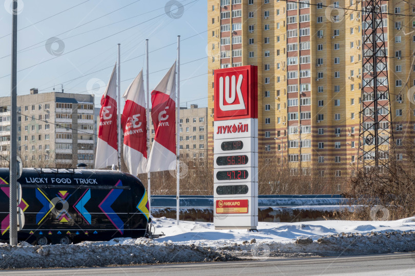 Скачать Тюмень, Россия - 10 марта 2022 года: автозаправочная станция "Лукойл". Зимнее время. Корпорация в Российской Федерации фотосток Ozero