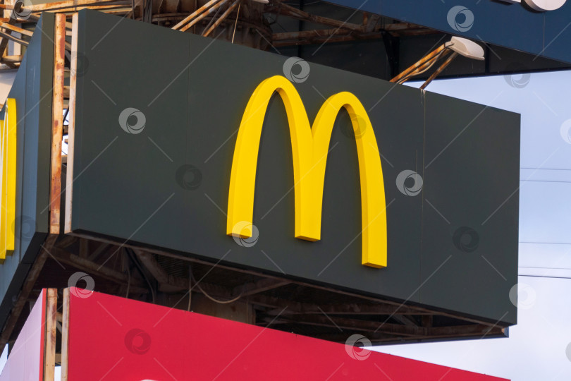 Скачать Тюмень, Россия - 22 февраля 2022 года: логотип McDonalds - крупнейшей сети ресторанов быстрого питания по всему миру. фотосток Ozero