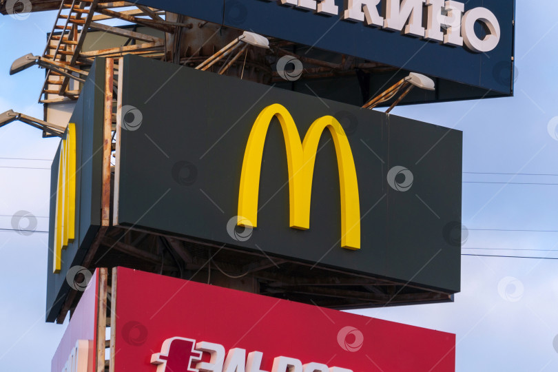 Скачать Тюмень, Россия - 22 февраля 2022 года: логотип McDonalds. McDonalds - крупнейшая в мире сеть ресторанов быстрого питания с гамбургерами. фотосток Ozero