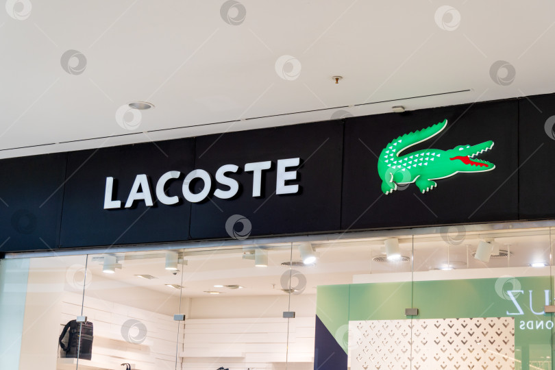 Скачать Тюмень, Россия - 10 марта 2022 года: вывеска Lacoste на фасаде магазина, Lacoste - знаменитая французская сеть магазинов класса люкс фотосток Ozero