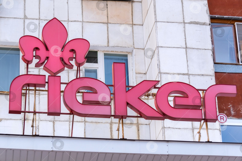 Скачать Тюмень, Россия - 22 февраля 2022 года: Бутик бренда Rieker с логотипом и вывеской компании-производителя обуви перед входом в магазин. фотосток Ozero