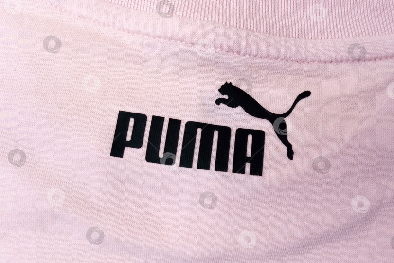 Скачать Тюмень, Россия - 08 декабря 2021 года: логотип Puma крупным планом на футболке. фотосток Ozero