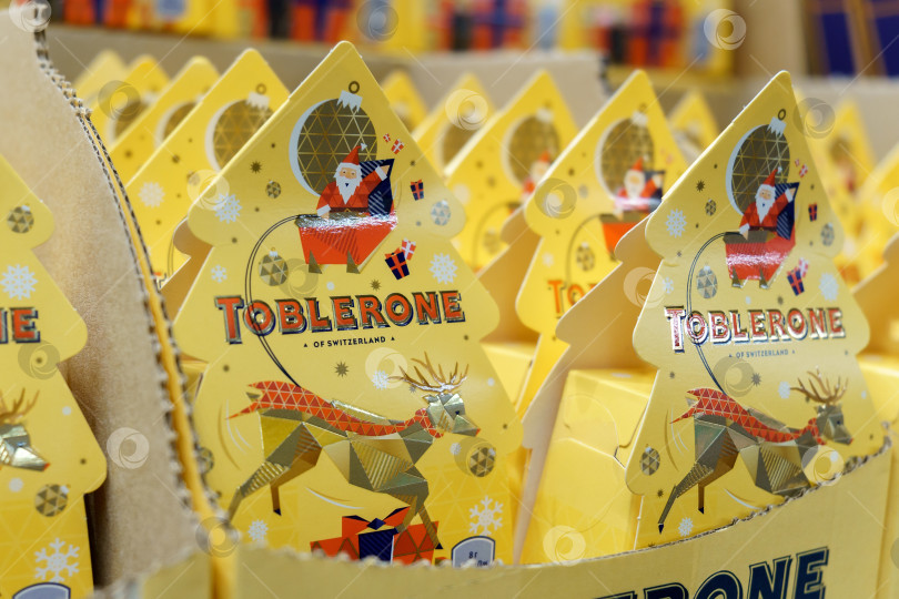 Скачать Тюмень, Россия - 02 декабря 2021 года: логотип Toblerone крупным планом. Toblerone - швейцарский бренд шоколадных батончиков фотосток Ozero