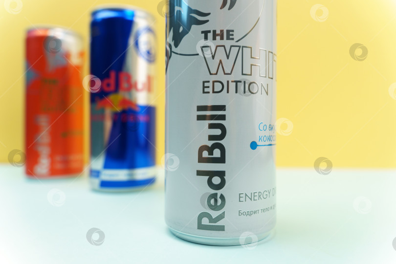 Скачать Тюмень, Россия - 02 декабря 2021 года: Банка энергетического напитка Red Bull white edition. Кокосовый аромат, избирательная направленность фотосток Ozero