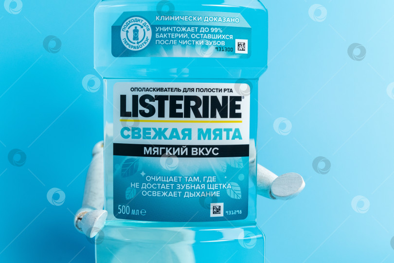 Скачать Тюмень, Россия- 06 февраля 2022 г.: Listerine fresh mint - торговая марка антисептического средства для полоскания рта, синий фон фотосток Ozero