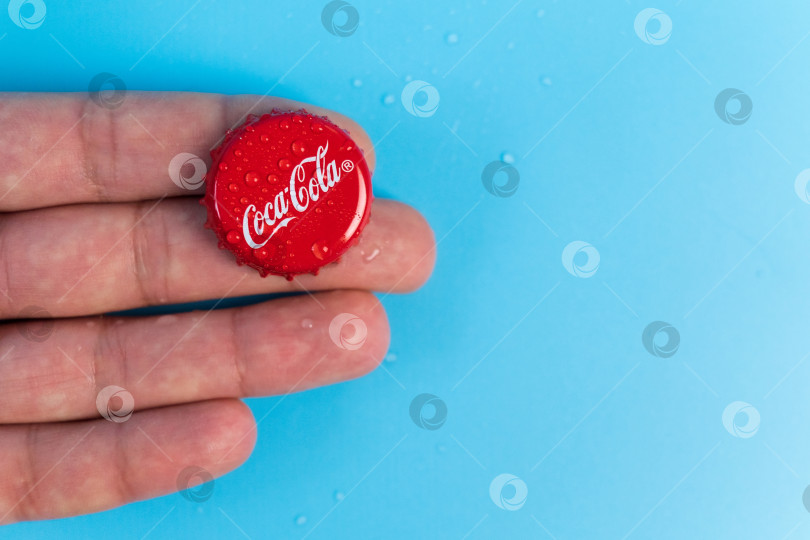 Скачать Тюмень, Россия - 19 января 2022 года: Логотип Coca-Cola на крышке крупным планом с каплями воды. Пространство для копирования фотосток Ozero